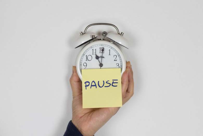 A clock and note
